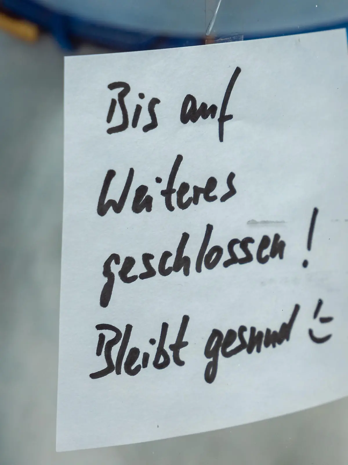 Schild mit "Bis auf Weiteres geschlossen - bliebt gesund"