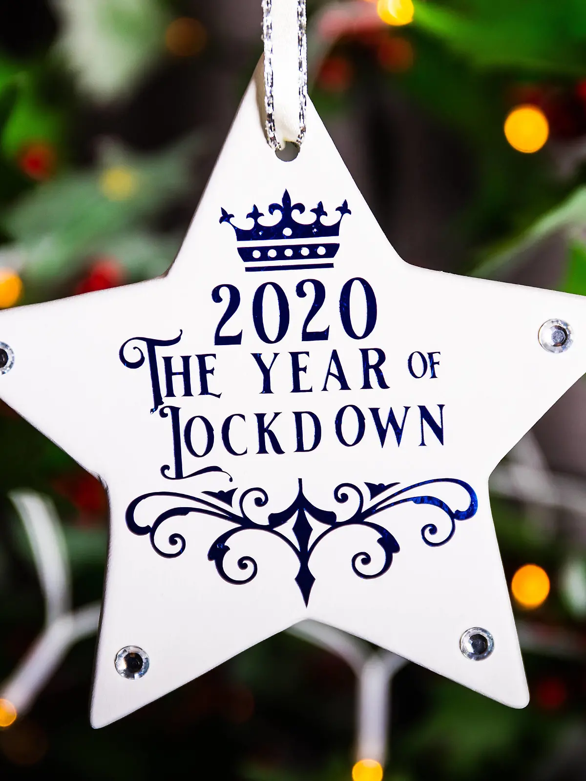  Coronavirus - Mon Nov 9, 2020 A general view of a Christmas decoration that says 2020 The Year of Lockdown hanging on a Christmas tree, as the UK heads into the festive period in lockdown due to the coronavirus pandemic. PUBLICATIONxINxGERxSUIxAUTxONLY Copyright: xKieranxCleevesx 56548578