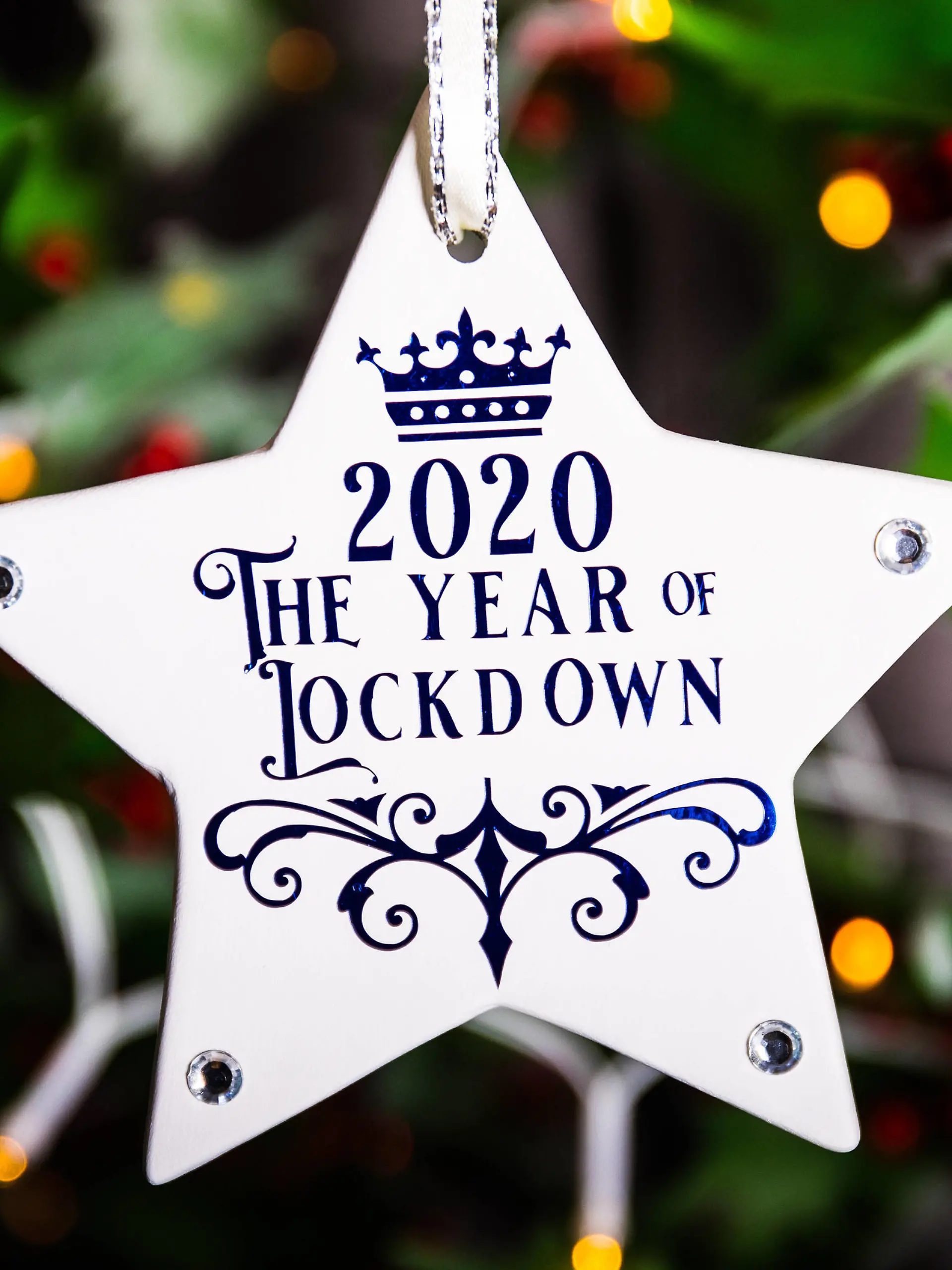  Coronavirus - Mon Nov 9, 2020 A general view of a Christmas decoration that says 2020 The Year of Lockdown hanging on a Christmas tree, as the UK heads into the festive period in lockdown due to the coronavirus pandemic. PUBLICATIONxINxGERxSUIxAUTxONLY Copyright: xKieranxCleevesx 56548578