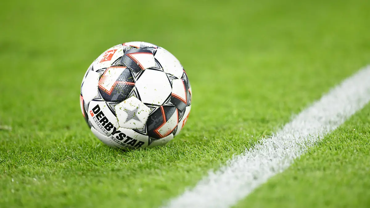 ARCHIV - 27.01.2019, Bayern, München: Fußball: Bundesliga, Bayern München - VfB Stuttgart, 19. Spieltag in der Allianz Arena. Ein Spielball liegt auf dem Rasen.
Die Bundeskanzlerin und die Ministerpräsidenten kommen am Donnerstag zu einer weiteren Video-Schalte zusammen, bei der es auch um den Sport gehen könnte. Foto: Tobias Hase/dpa +++ dpa-Bildfunk +++