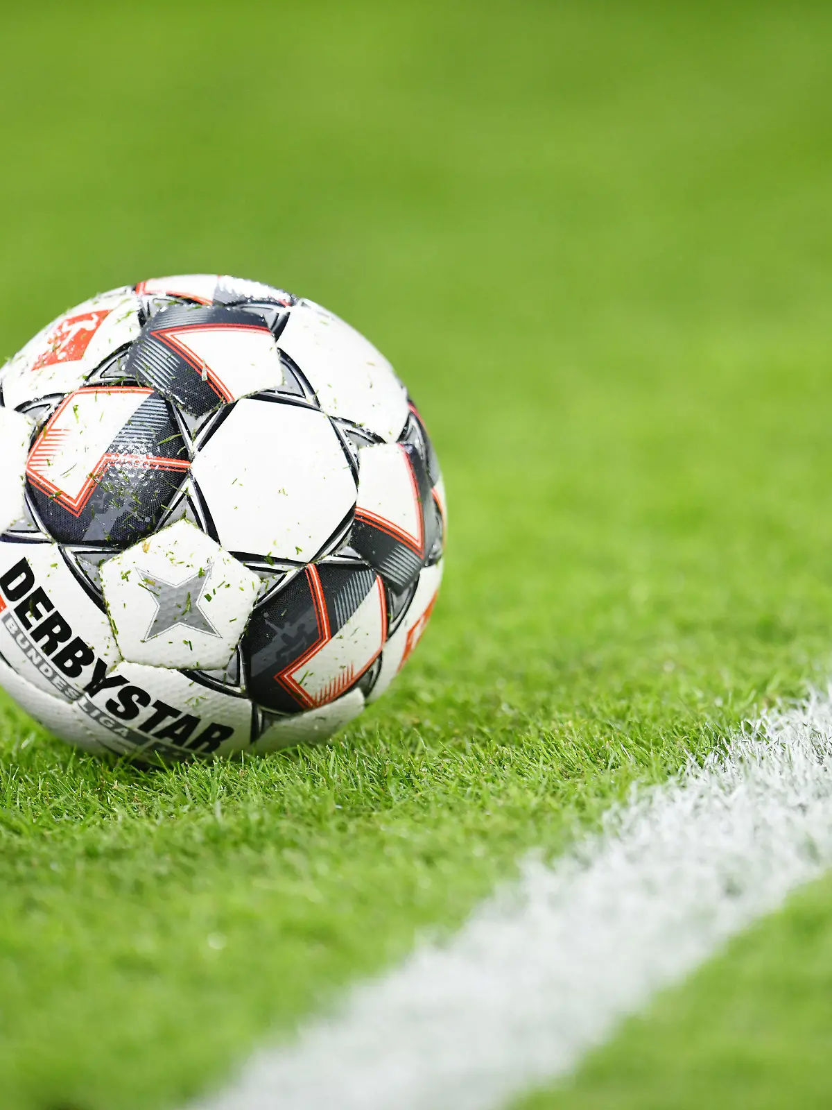 ARCHIV - 27.01.2019, Bayern, München: Fußball: Bundesliga, Bayern München - VfB Stuttgart, 19. Spieltag in der Allianz Arena. Ein Spielball liegt auf dem Rasen. 
Die Bundeskanzlerin und die Ministerpräsidenten kommen am Donnerstag zu einer weiteren Video-Schalte zusammen, bei der es auch um den Sport gehen könnte. Foto: Tobias Hase/dpa +++ dpa-Bildfunk +++