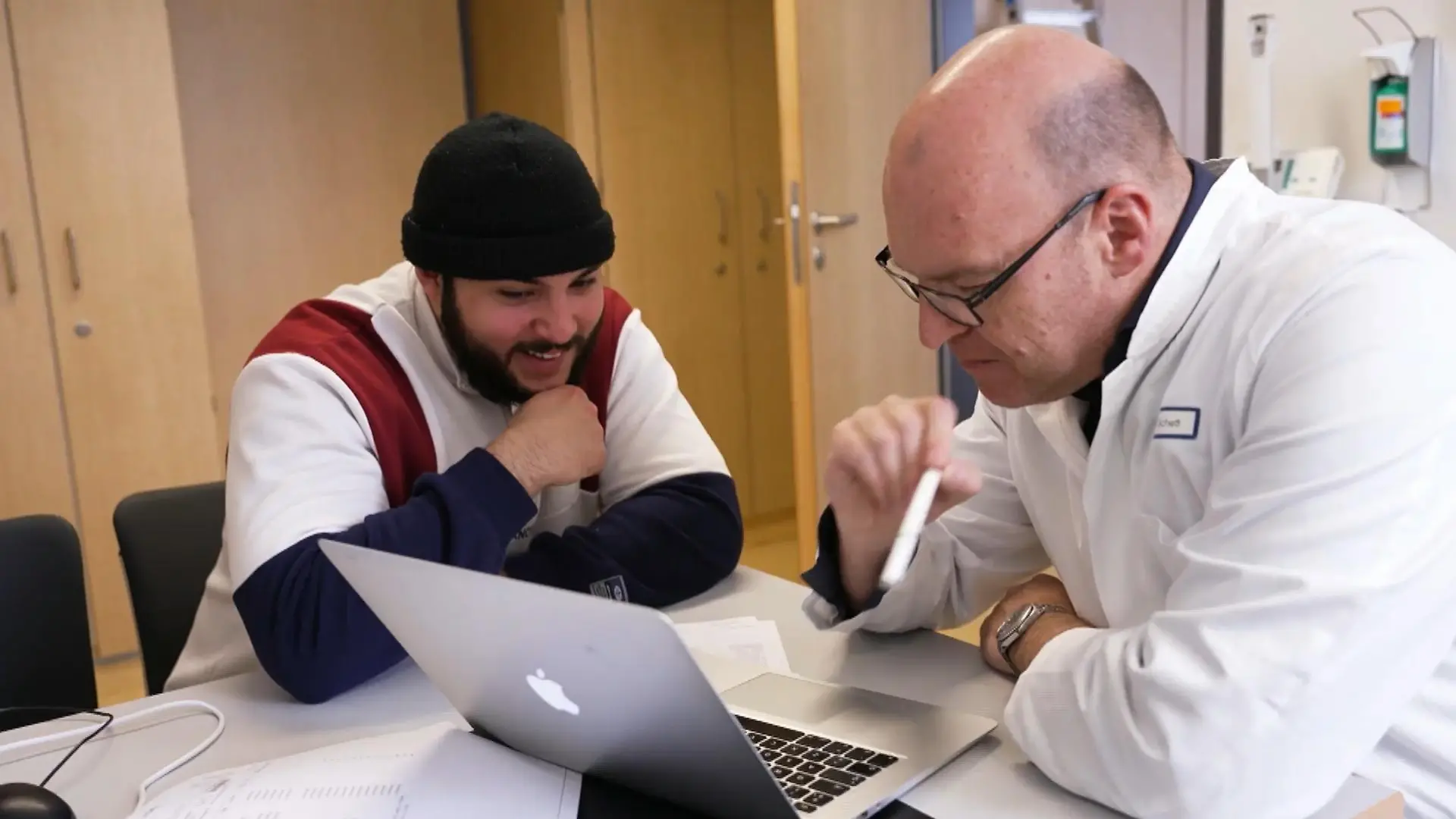 Caner Göktschan bespricht die Ergebnisse mit Professor Georg Schett von der Uni-Klinik Erlangen.
