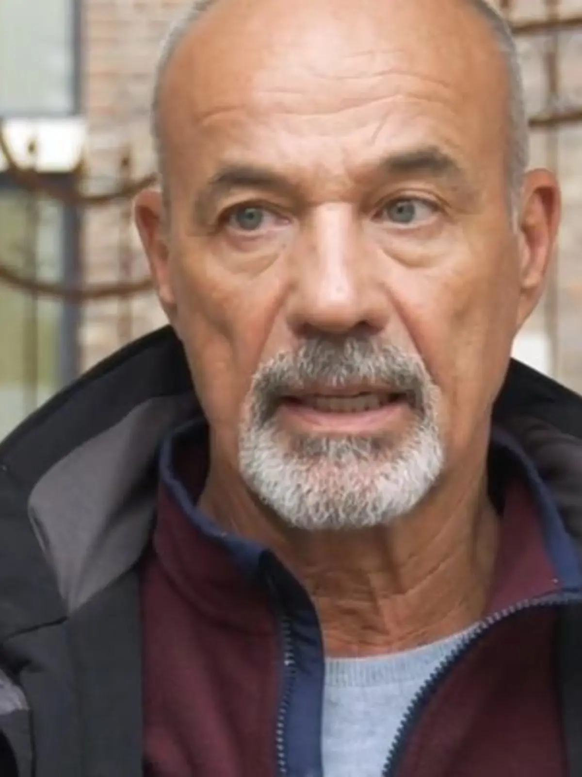 In der neuen vierteiligen Event-Serie „Unter Freunden stirbt man nicht“ wird Hermanns Leiche (Walter Sittler) von seinen vier Freunden Ella (Iris Berben), Annette (Adele Neuhauser), Joachim (Heiner Lauterbach) und Friedrich (Michael Wittenborn) herumgeschleift, fast angezündet und verleumdet – und alles nur, um seinen Tod zu vertuschen. Zumindest so lange, bis er offiziell als Nobelpreisträger feststeht. Im Video erzählen die Schauspieler, was genau die Botschaft der Serie ist.