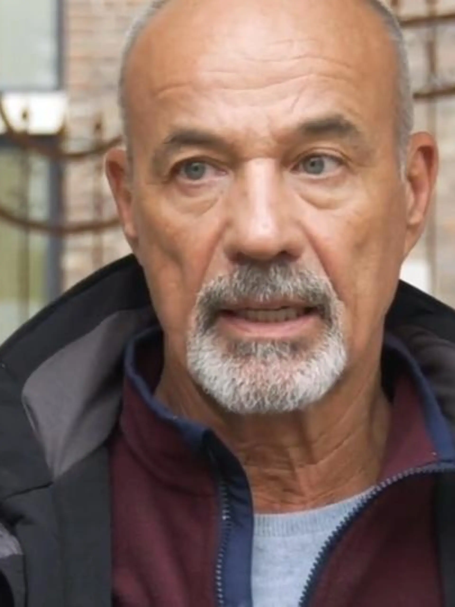 In der neuen vierteiligen Event-Serie „Unter Freunden stirbt man nicht“ wird Hermanns Leiche (Walter Sittler) von seinen vier Freunden Ella (Iris Berben), Annette (Adele Neuhauser), Joachim (Heiner Lauterbach) und Friedrich (Michael Wittenborn) herumgeschleift, fast angezündet und verleumdet – und alles nur, um seinen Tod zu vertuschen. Zumindest so lange, bis er offiziell als Nobelpreisträger feststeht. Im Video erzählen die Schauspieler, was genau die Botschaft der Serie ist.