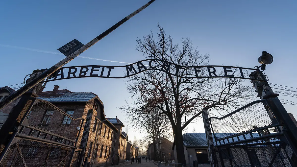 06.12.2019, Polen, Oswiecim: Blick auf das Eingangstor des ehemaligen deutschen Konzentrationslagers Auschwitz mit dem Schriftzug "Arbeit macht frei" vor Beginn des Besuchs von Bundeskanzlerin Merkel (CDU). Sie folgt einer Einladung der Auschwitz-Birkenau Foundation, die ihr zehnjähriges Bestehen mit einem Festakt begehen wird. Foto: Robert Michael/dpa-Zentralbild/dpa +++ dpa-Bildfunk +++