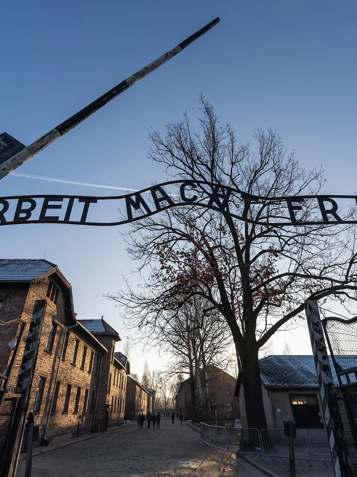 06.12.2019, Polen, Oswiecim: Blick auf das Eingangstor des ehemaligen deutschen Konzentrationslagers Auschwitz mit dem Schriftzug "Arbeit macht frei" vor Beginn des Besuchs von Bundeskanzlerin Merkel (CDU). Sie folgt einer Einladung der Auschwitz-Birkenau Foundation, die ihr zehnjähriges Bestehen mit einem Festakt begehen wird. Foto: Robert Michael/dpa-Zentralbild/dpa +++ dpa-Bildfunk +++
