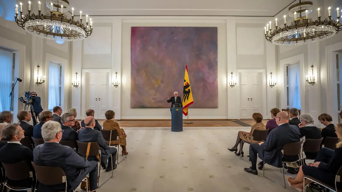 Bundespräsident Frank-Walter Steinmeier hält eine Rede vor der Verleihung des Großkreuzes des Verdienstordens der Bundesrepublik Deutschland in besonderer Ausführung an Angela Merkel (CDU), ehemalige Bundeskanzlerin, im Schloss Bellevue. Der Orden wurde zuvor nur den Kanzlern Kohl und Adenauer verliehen.