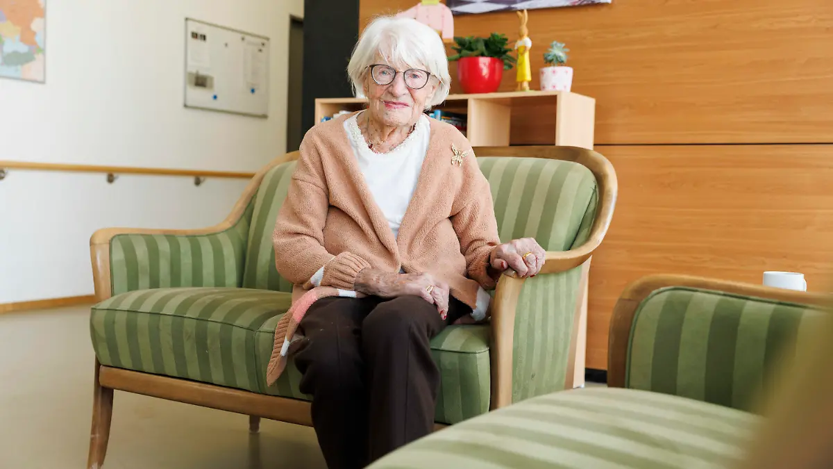 PRODUKTION - 31.03.2023, Baden-Württemberg, Kirchheim unter Teck: Charlotte Kretschmann ist mit 113 Jahren die älteste Frau in Baden-Württemberg. Sie verbringt den Alltag nicht nur mit den Enkeln und fernen Verwandten, sondern lässt die Welt über die sozialen Medien daran teilhaben. Mit ihren fast 5000 Followern teilt 113-Jährige immer mal wieder Schnappschüsse aus ihrem Leben, sei es vom Shoppen, vom Weihnachtsfest oder dem Ausflug. Foto: Julian Rettig/dpa +++ dpa-Bildfunk +++