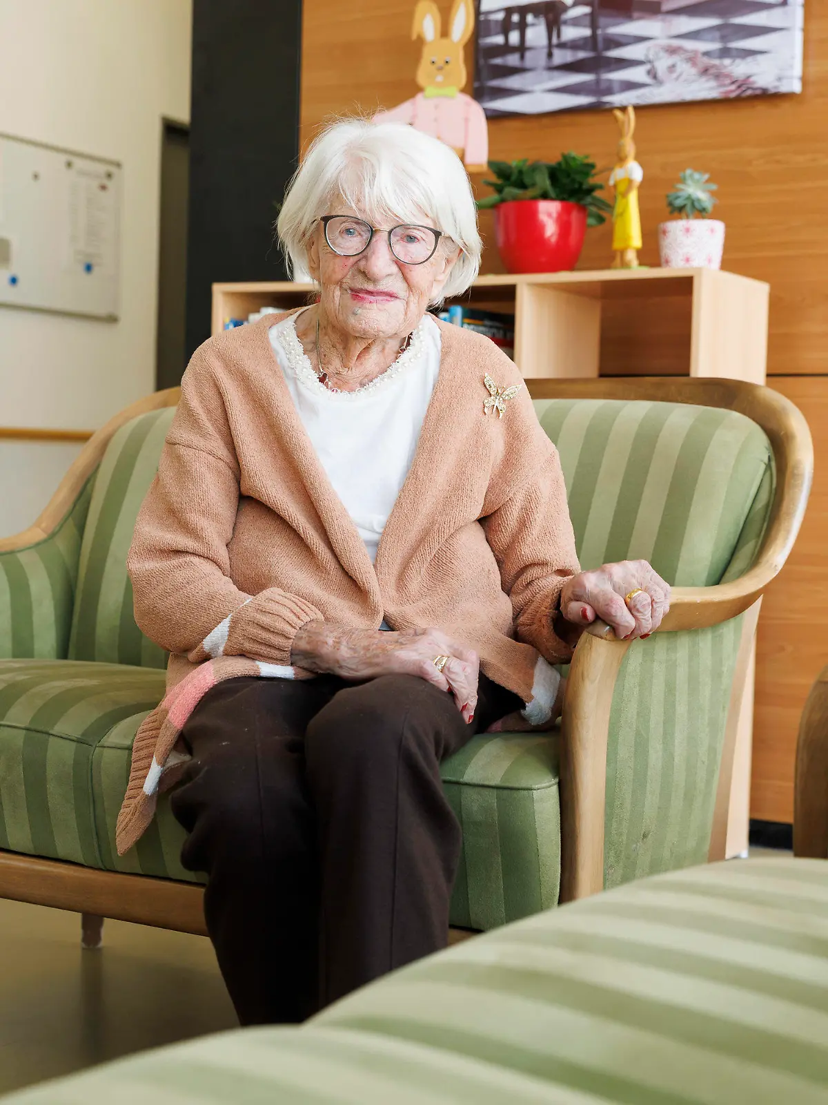 PRODUKTION - 31.03.2023, Baden-Württemberg, Kirchheim unter Teck: Charlotte Kretschmann ist mit 113 Jahren die älteste Frau in Baden-Württemberg. Sie verbringt den Alltag nicht nur mit den Enkeln und fernen Verwandten, sondern lässt die Welt über die sozialen Medien daran teilhaben. Mit ihren fast 5000 Followern teilt 113-Jährige immer mal wieder Schnappschüsse aus ihrem Leben, sei es vom Shoppen, vom Weihnachtsfest oder dem Ausflug. Foto: Julian Rettig/dpa +++ dpa-Bildfunk +++