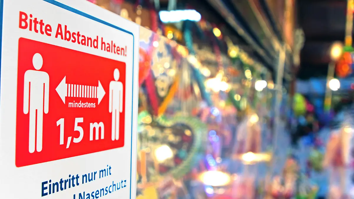  Weihnachtsmärkte in Krisenzeiten Ein Stand auf einem ausgedünnten Weihnachtsmarkt mit strengen Hygienevorschriften Essen Nordrhein-Westfalen Deutschland *** Christmas markets in times of crisis A stand at a thinned-out Christmas market with strict hygiene regulations Essen North Rhine-Westphalia Germany