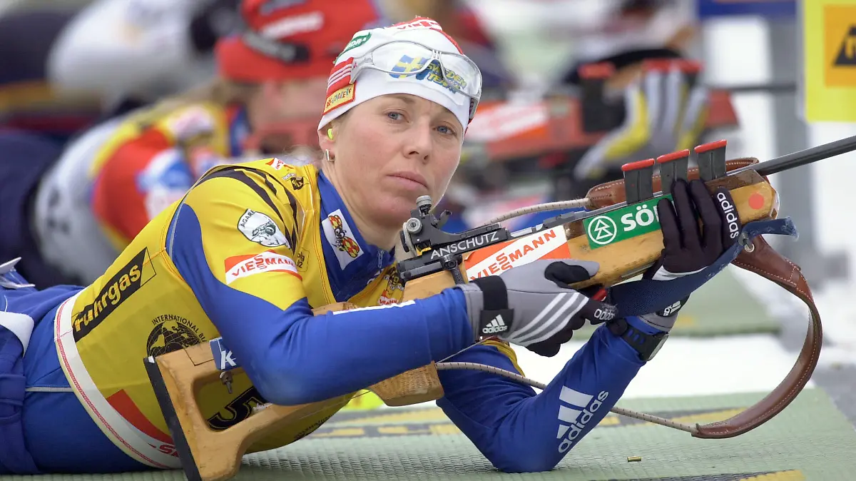 Magdalena Forsberg , SWE , 10KM Verfolgung der Damen , Aktion , Biathlon Welt Cup in Ruhpolding , 17.1.2002 ,