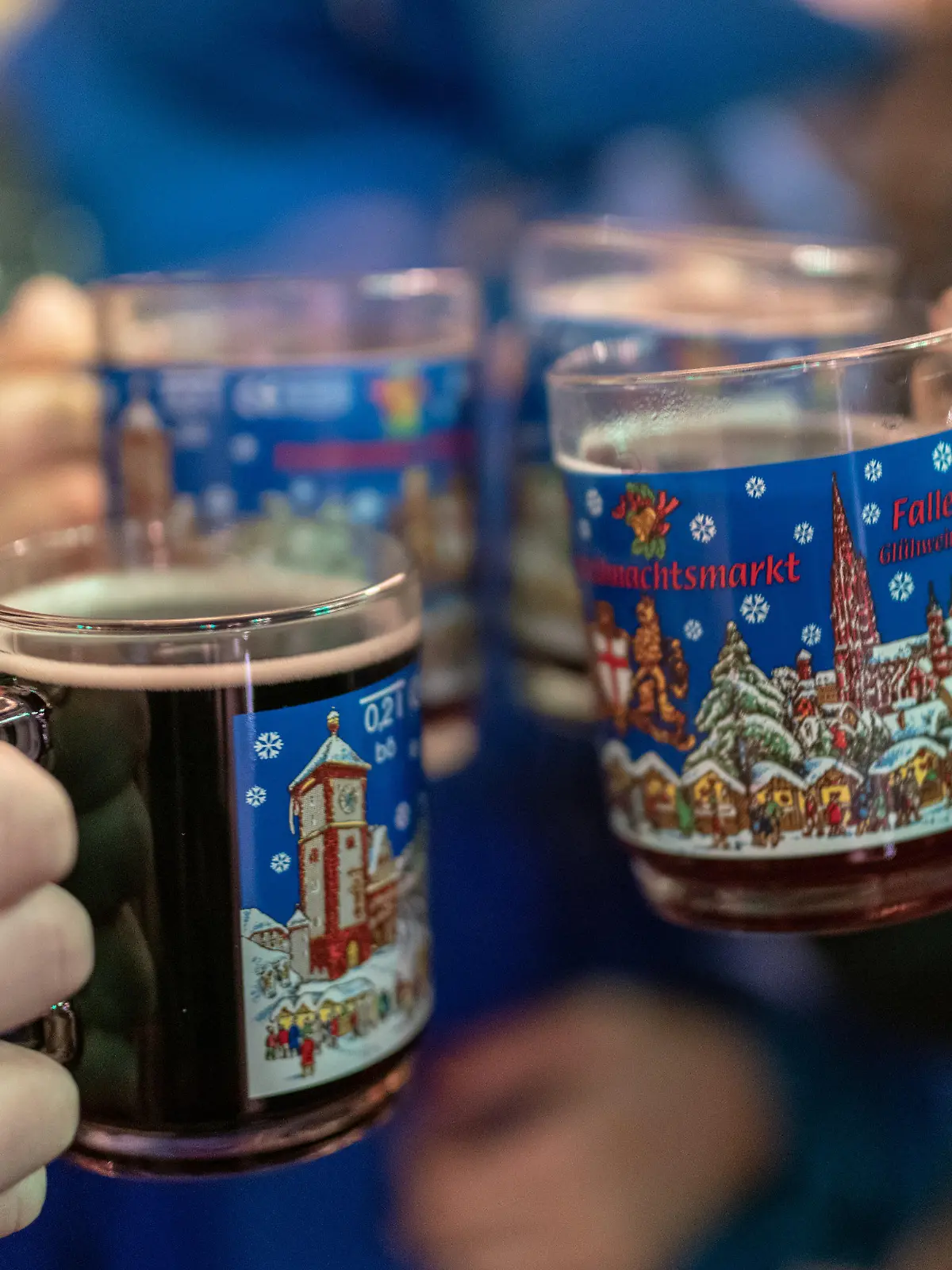 ARCHIV - 22.11.2018, Freiburg: Vier Frauen stoßen mit Glühwein an. (zu dpa «Digital und kreativ: Weihnachtsfeiern in Corona-Zeiten») Foto: Patrick Seeger/dpa +++ dpa-Bildfunk +++