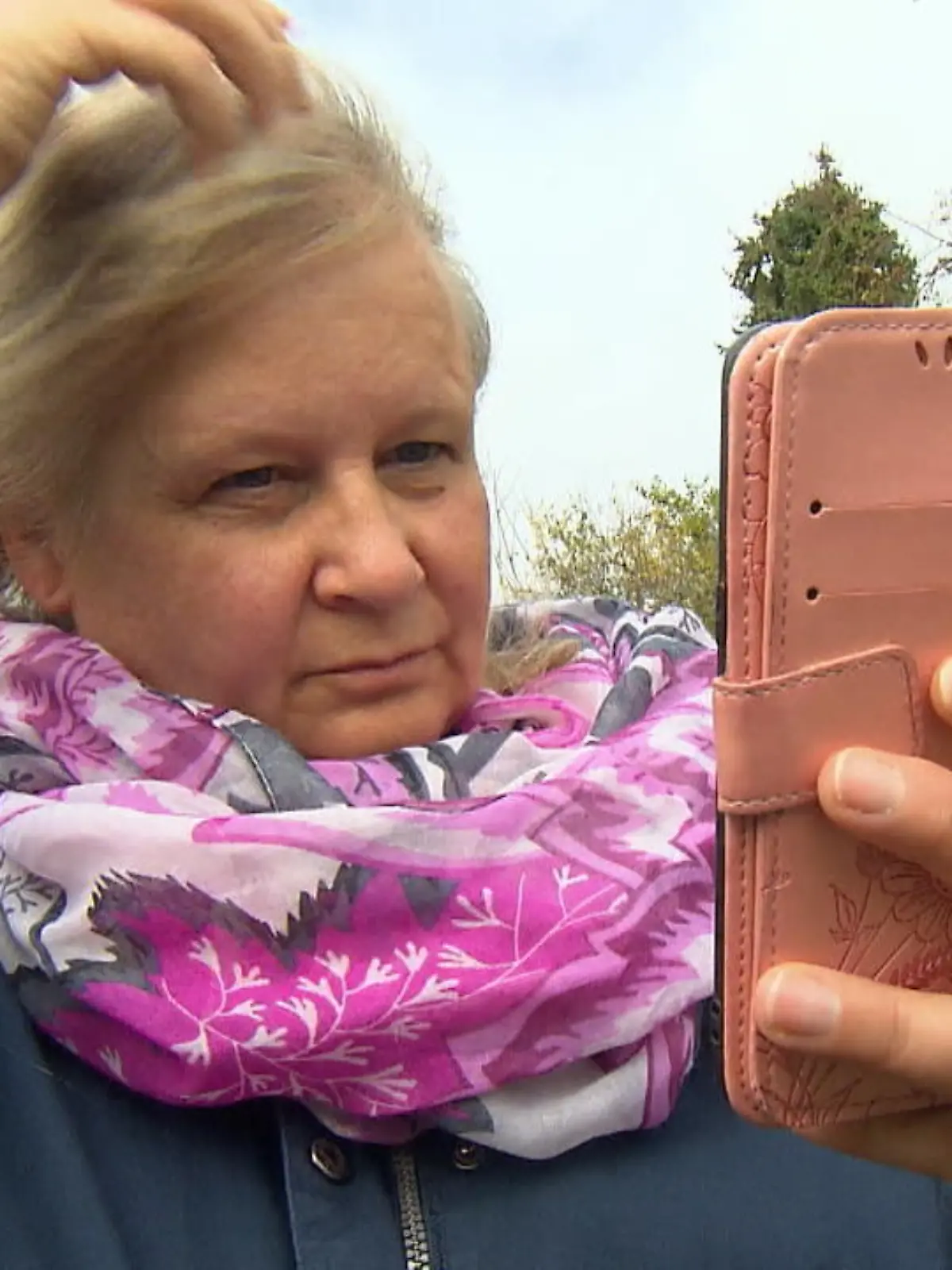 Vor 5 Jahren ging Petra zum Arzt, eigentlich eine reine Routineuntersuchung. Es stellte sich aber heraus: Die 53-jährige hat Brustkrebs. Durch die Chemo fallen ihr alle Haare aus. Heute sind sie zwar wieder nachgewachsen, aber sehr dünn. Wir haben Petra bei ihrer Haarverdichtung begleitet - wie d iese funktioniert, sehen sie im Video.