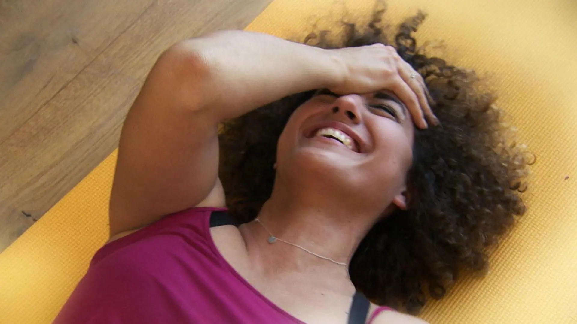 Frau lacht beim Lachyoga