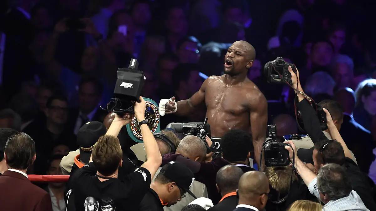 Floyd Mayweather Jr., reacts after defeating Manny Pacquiao during their welterweight unification bout at MGM Grand Garden Arena Saturday, May 2, 2015, in Las Vegas, Nevada. Mayweather won with an unanimous decision after the 12 round fight. PUBLICATIONxINxGERxSUIxAUTxHUNxONLY LVP20150502718 DAVIDxBECKER