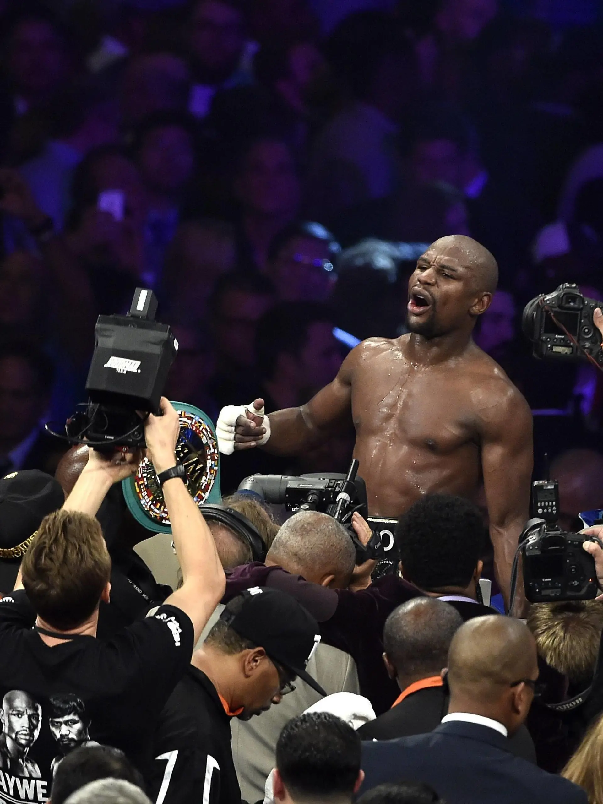 Floyd Mayweather Jr., reacts after defeating Manny Pacquiao during their welterweight unification bout at MGM Grand Garden Arena Saturday, May 2, 2015, in Las Vegas, Nevada. Mayweather won with an unanimous decision after the 12 round fight. PUBLICATIONxINxGERxSUIxAUTxHUNxONLY LVP20150502718 DAVIDxBECKER