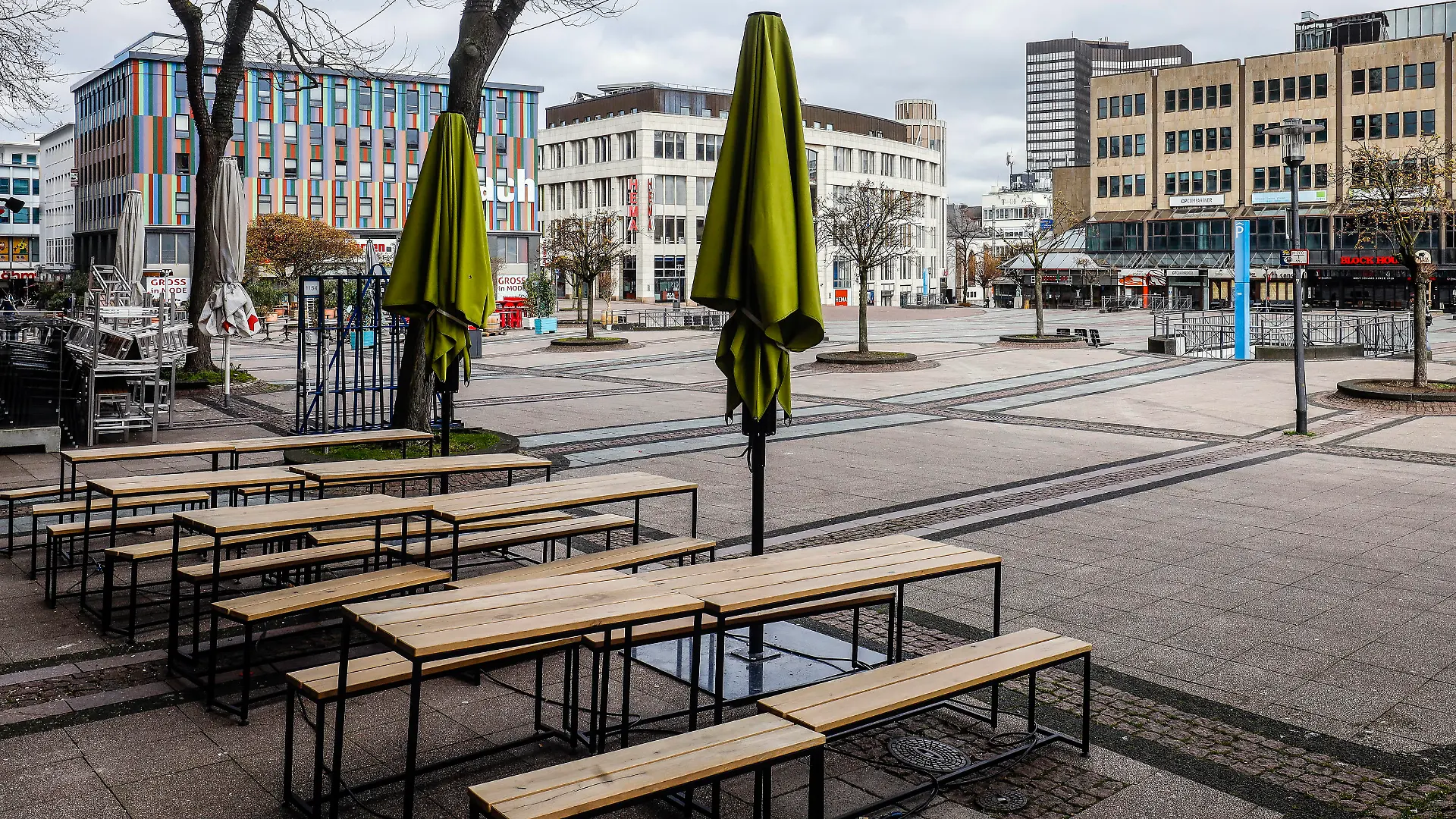 30.03.2020, Essen, Ruhrgebiet, Nordrhein-Westfalen, Deutschland - Menschenleere Einkaufsstrassen, Coronakrise, geschlossene Restaurants und Geschaefte auf dem Kennedyplatz. Essen Nordrhein-Westfalen Deutschland *** 30 03 2020, Essen, Ruhr area, North Rhine-Westphalia, Germany Deserted shopping streets, corona crisis, closed restaurants and shops on Kennedyplatz Essen North Rhine-Westphalia Germany