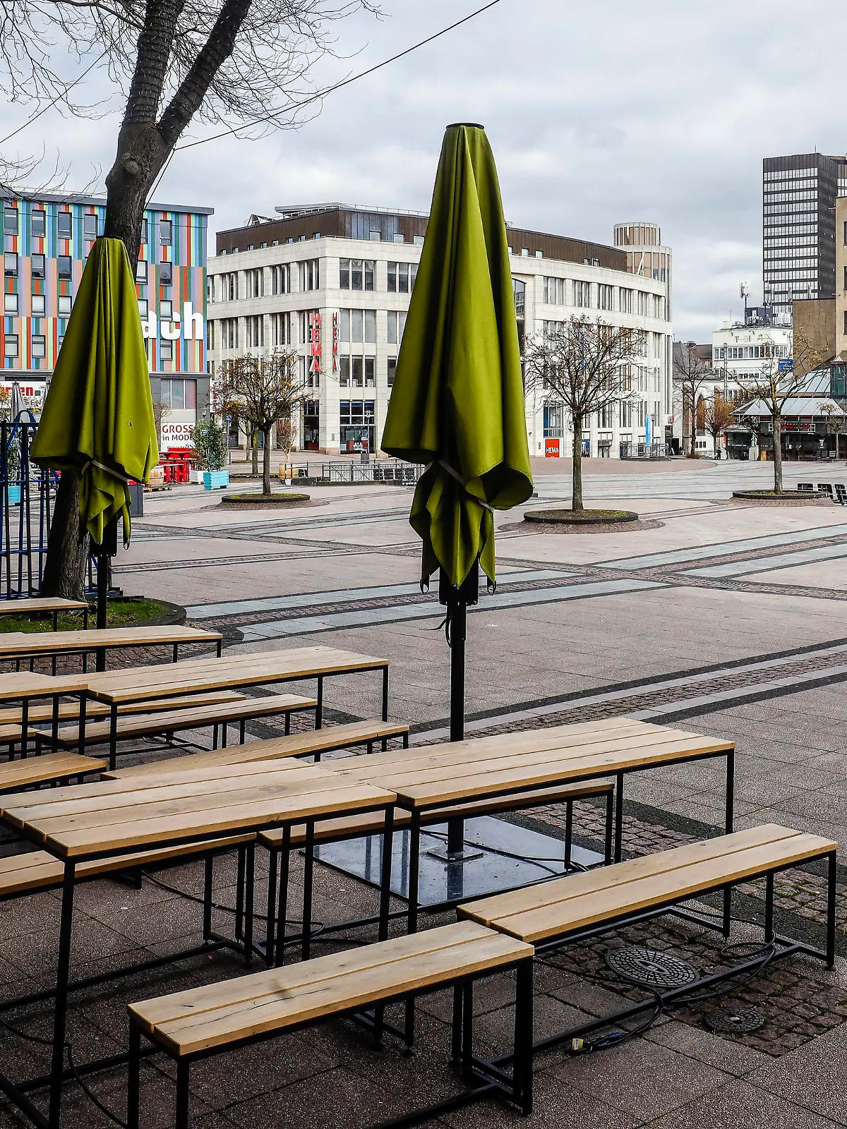  30.03.2020, Essen, Ruhrgebiet, Nordrhein-Westfalen, Deutschland - Menschenleere Einkaufsstrassen, Coronakrise, geschlossene Restaurants und Geschaefte auf dem Kennedyplatz. Essen Nordrhein-Westfalen Deutschland *** 30 03 2020, Essen, Ruhr area, North Rhine-Westphalia, Germany Deserted shopping streets, corona crisis, closed restaurants and shops on Kennedyplatz Essen North Rhine-Westphalia Germany
