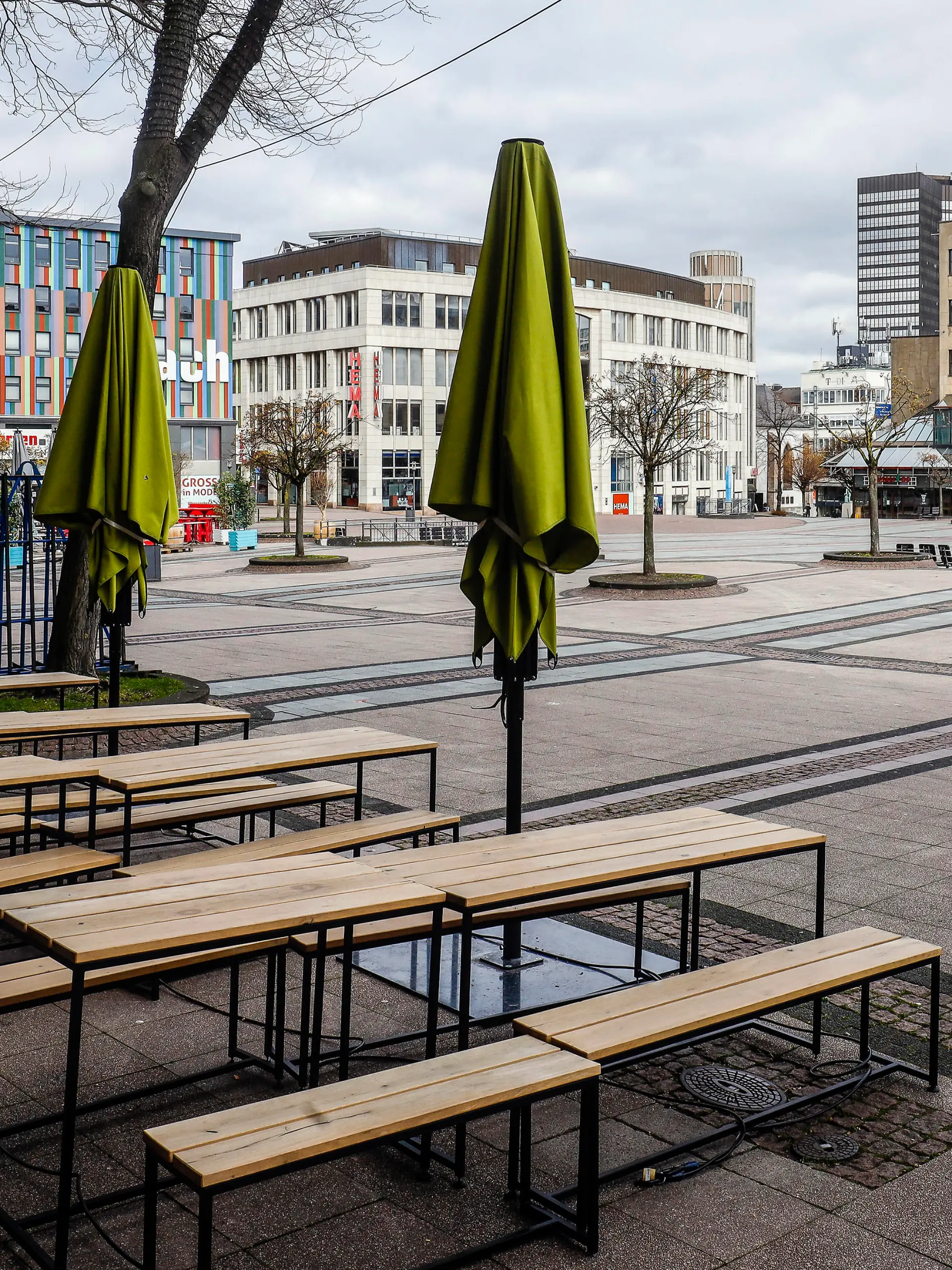  30.03.2020, Essen, Ruhrgebiet, Nordrhein-Westfalen, Deutschland - Menschenleere Einkaufsstrassen, Coronakrise, geschlossene Restaurants und Geschaefte auf dem Kennedyplatz. Essen Nordrhein-Westfalen Deutschland *** 30 03 2020, Essen, Ruhr area, North Rhine-Westphalia, Germany Deserted shopping streets, corona crisis, closed restaurants and shops on Kennedyplatz Essen North Rhine-Westphalia Germany
