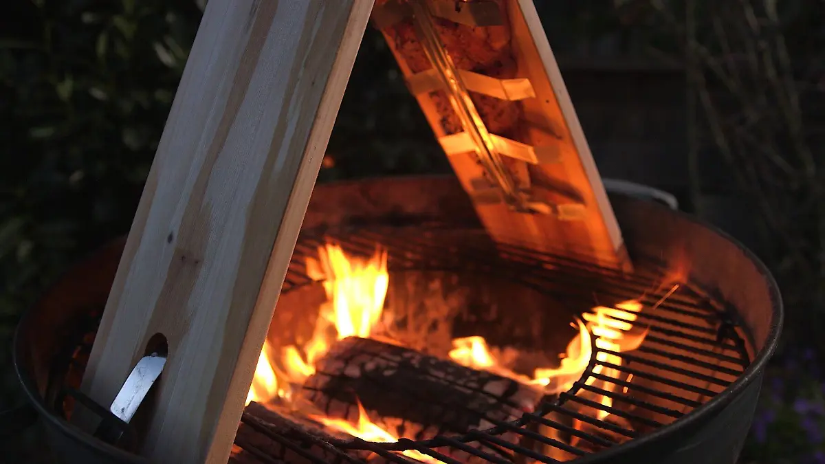 Flammlachs über offenem Feuer