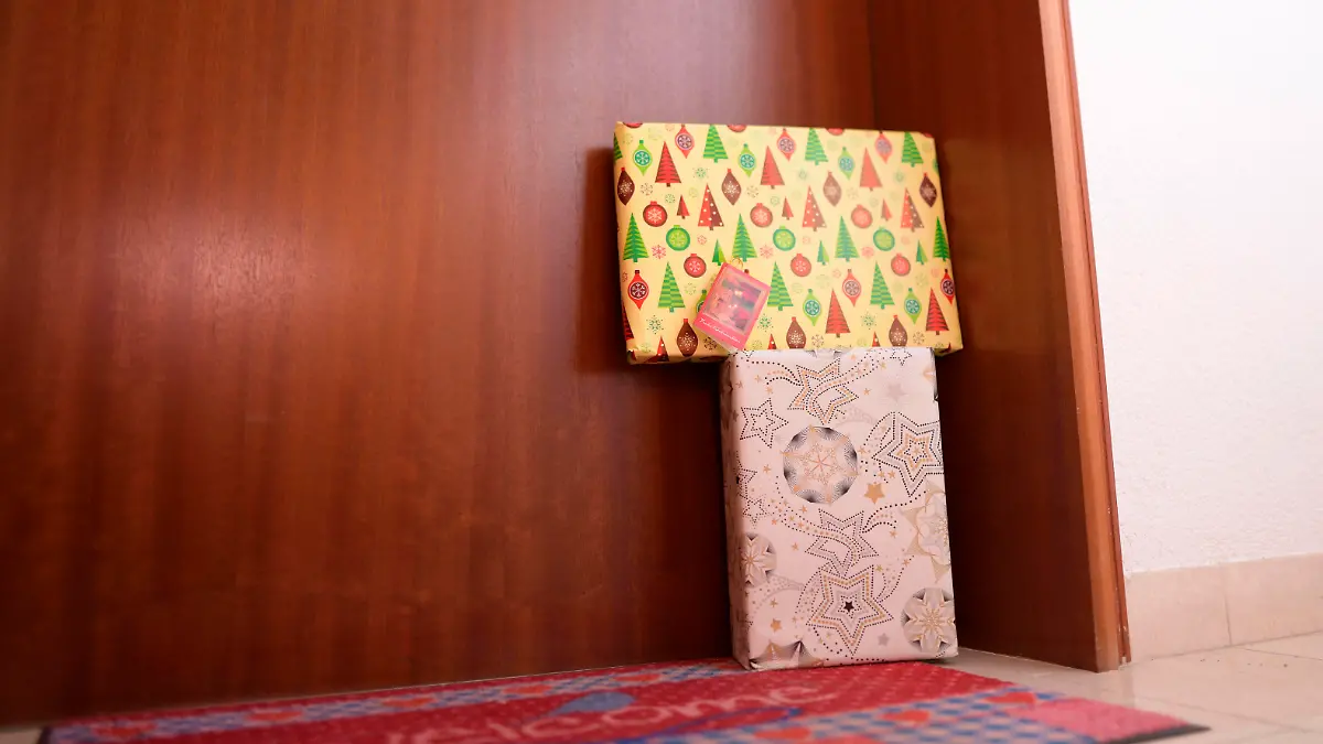 19.11.2020, Weihnachts-Pakete werden an der Haustüre angeliefert. 19.11.2020, Weihnachten Geschenke 19.11.2020, Weihnachten Geschenke *** 19 11 2020, Christmas parcels are delivered to the front door 19 11 2020, Christmas presents 19 11 2020, Christmas presents
