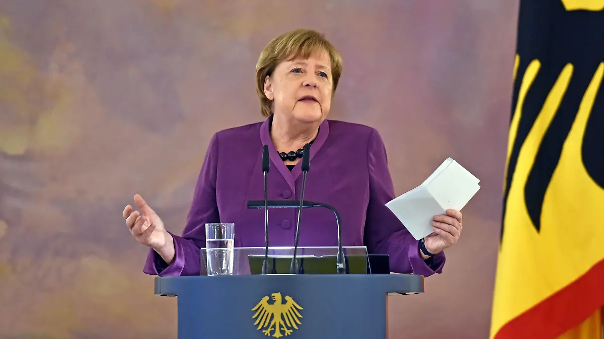 Angela Merkel bei der Verleihung des Großkreuzes des Verdienstordens der Bundesrepublik Deutschland in besonderer Ausführung an Bundeskanzlerin a. D. Angela Merkel im Schloss Bellevue am 17.04.2023 in Berlin *** Angela Merkel at the award of the Grand Cross of the Order of Merit of the Federal Republic of Germany in special execution to Chancellor a D Angela Merkel in Bellevue Palace on 17 04 2023 in Berlin
