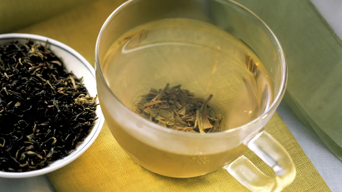 Grüner Darjeeling Tee in Glastasse & Blätter im Schälchen (3)