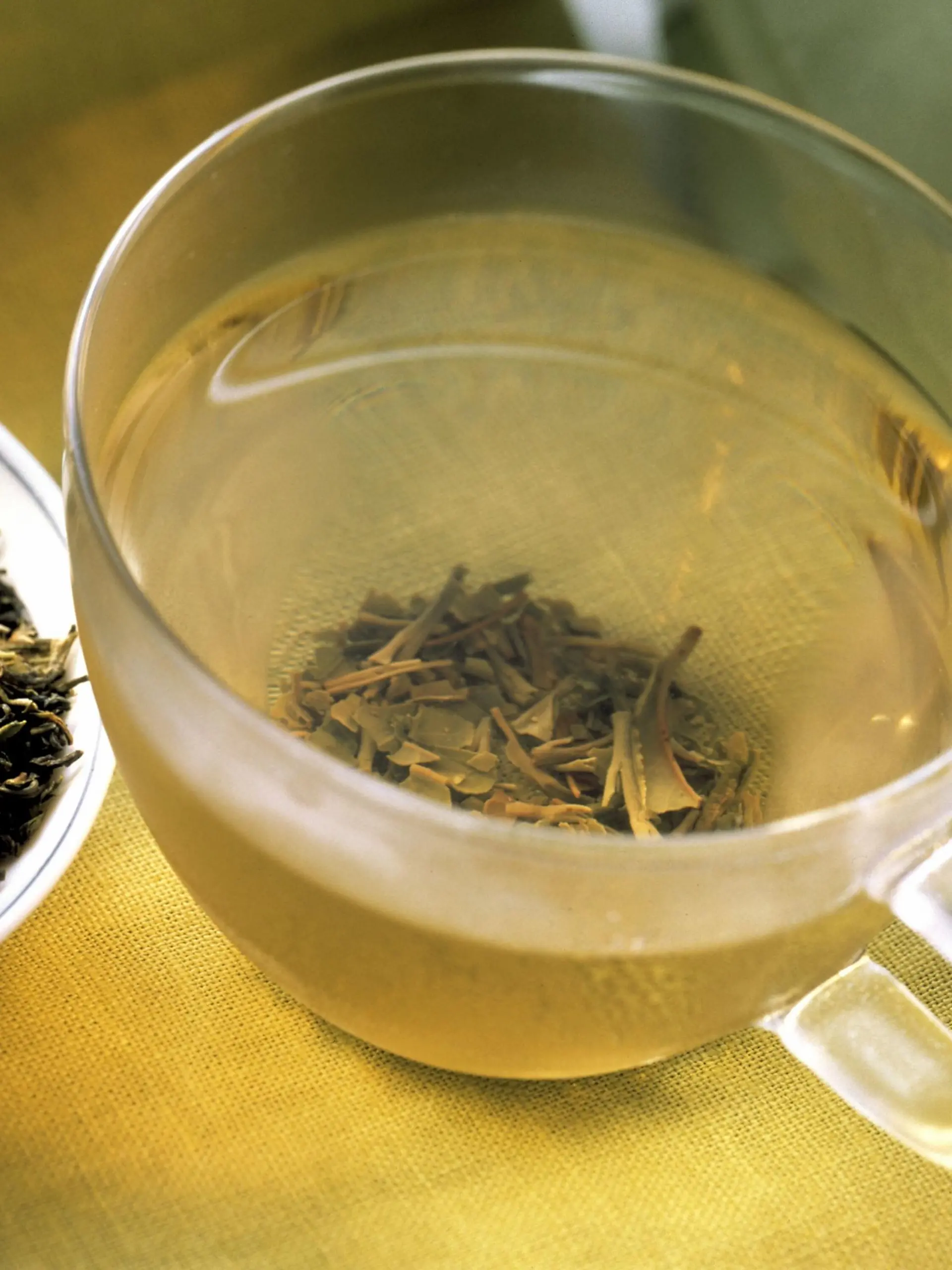Grüner Darjeeling Tee in Glastasse & Blätter im Schälchen (3)