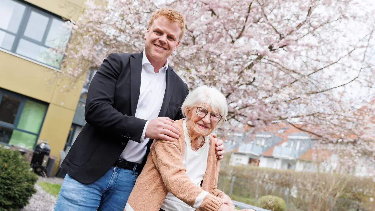 PRODUKTION - 31.03.2023, Baden-Württemberg, Kirchheim unter Teck: Charlotte Kretschmann steht mit ihrem  Enkel Peter Bauer vor dem Altenheim. Sie ist mit 113 Jahren die älteste Frau in Baden-Württemberg. Sie verbringt den Alltag nicht nur mit den Enkeln und fernen Verwandten, sondern lässt die Welt über die sozialen Medien daran teilhaben. Mit ihren fast 5000 Followern teilt 113-Jährige immer mal wieder Schnappschüsse aus ihrem Leben, sei es vom Shoppen, vom Weihnachtsfest oder dem Ausflug. Foto: Julian Rettig/dpa +++ dpa-Bildfunk +++