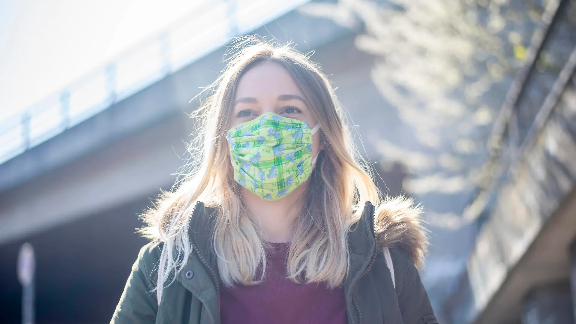junge Frau mit Mundschutz in der Stadt *** young woman with mouth guard in the city