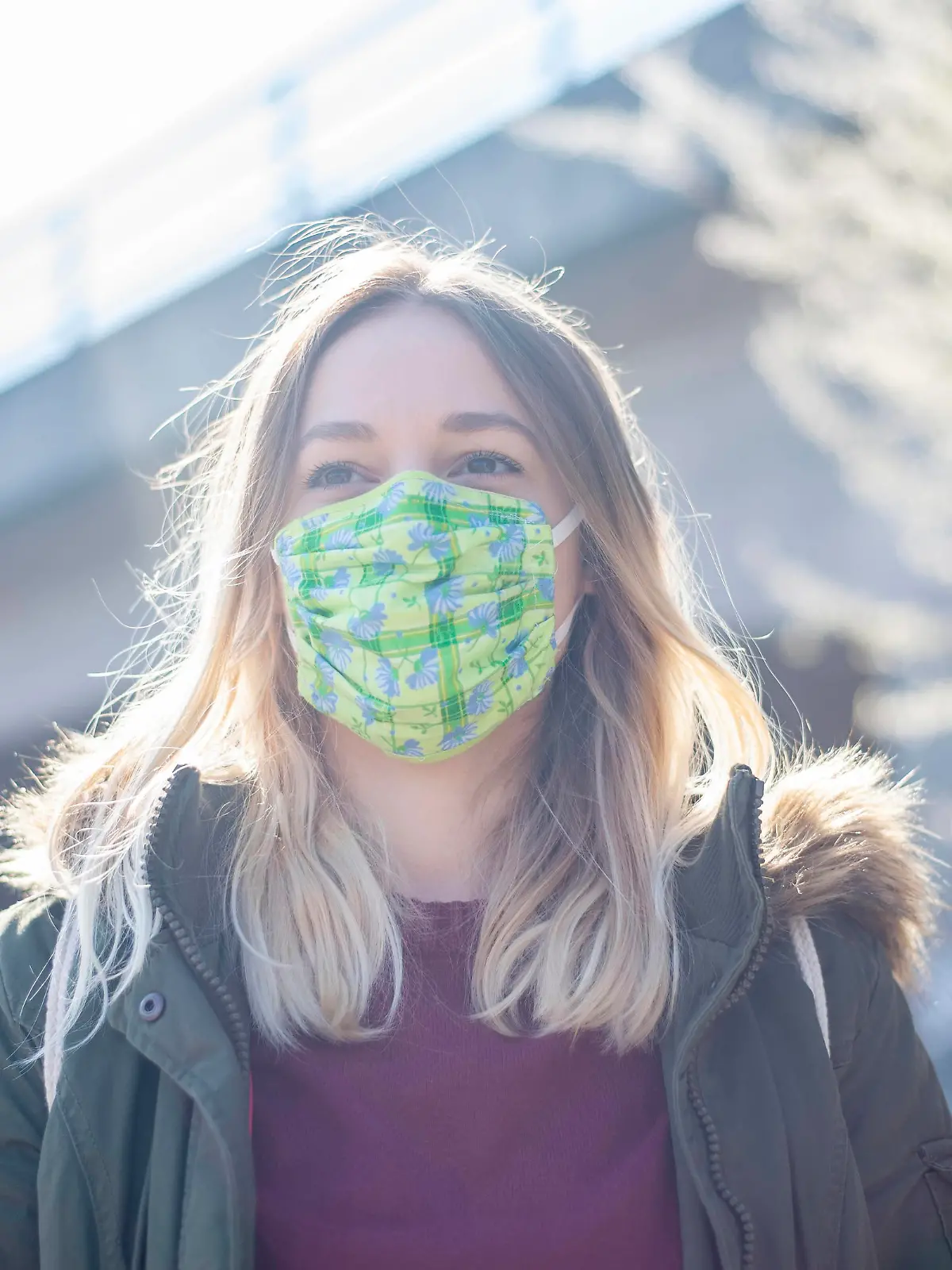 junge Frau mit Mundschutz in der Stadt *** young woman with mouth guard in the city