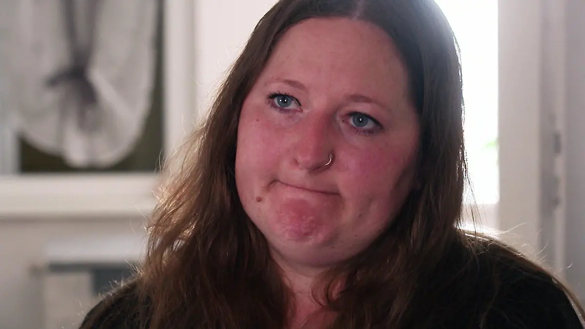 Als Stefanie über ihren Mann und den Mord spricht, kommen ihr immer wieder die Tränen.