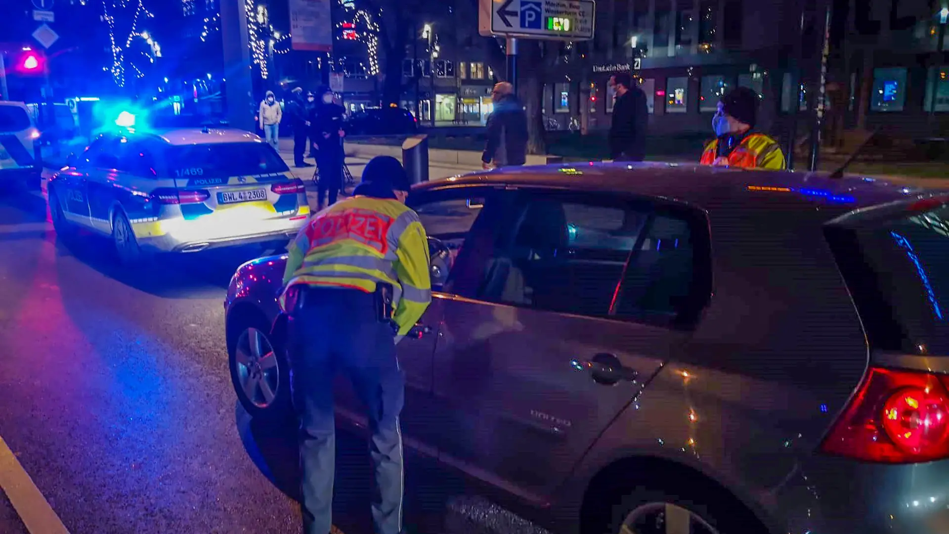 Mannheim: Bundesland beschließt Ausgangsbeschränkung in vielen Corona-Hotspots - Starke Polizeikräfte kontrollieren in der Großstadt ab 21 Uhr das Nachtleben In Mannheim ist die Polizei bereits mit einem Großaufgebot unterwegs, um die seit Freitagabend geltende nächtliche Ausgangsbeschränkung zu überprüfen. So darf das Haus in der Zeit von 21 Uhr bis 5 Uhr ohne einen triftigen Grund nicht mehr verlassen werden. Mannheim Mannheim Baden-Württemberg Deutschland *** Mannheim State decides on curfew in many corona hotspots Strong police forces control the nightlife in the big city from 9 p.m. In Mannheim, the police are already on their way with a large contingent to check the night curfew in force since Friday evening. Copyright: xEinsatz-Report24x/xAdrianxKrausex
