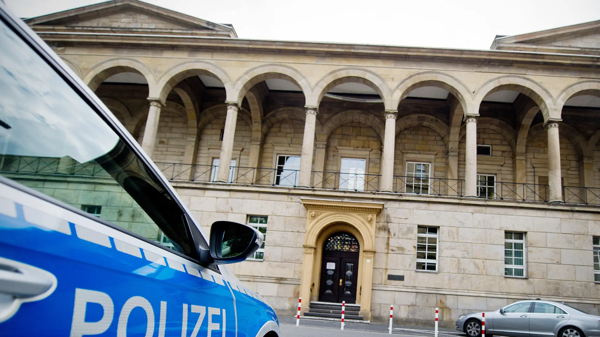 ARCHIV - 28.08.2013, Nordrhein-Westfalen, Wuppertal: Ein Polizeifahrzeug steht vor dem Landgericht. Ein ungewöhnlicher Fall wird am Dienstag in Wuppertal am Landgericht verhandelt: Ein Vater soll seine Tochter fremden Männern im Internet kostenlos zum Sex angeboten haben.  (zu dpa: «Tochter zum Sex angeboten: Prozess gegen Vater startet ») Foto: Jan-Philipp Strobel/dpa +++ dpa-Bildfunk +++