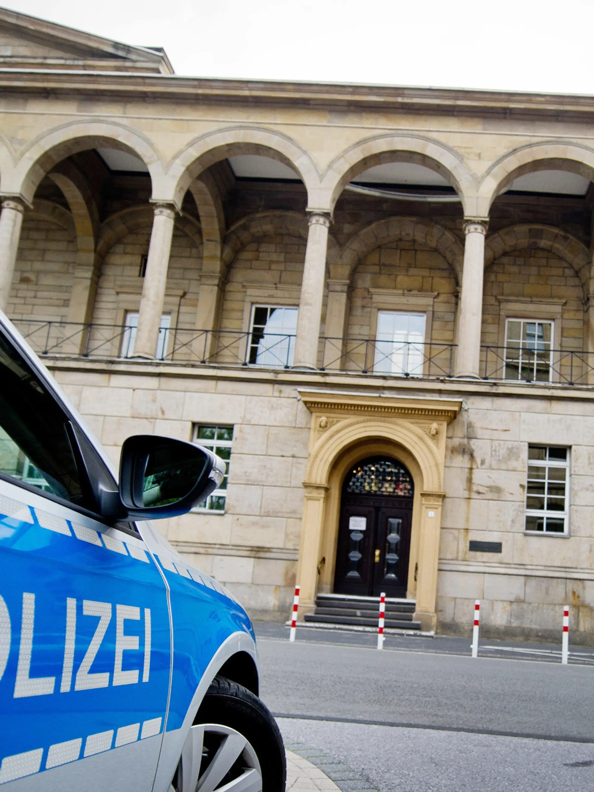 ARCHIV - 28.08.2013, Nordrhein-Westfalen, Wuppertal: Ein Polizeifahrzeug steht vor dem Landgericht. Ein ungewöhnlicher Fall wird am Dienstag in Wuppertal am Landgericht verhandelt: Ein Vater soll seine Tochter fremden Männern im Internet kostenlos zum Sex angeboten haben.  (zu dpa: «Tochter zum Sex angeboten: Prozess gegen Vater startet ») Foto: Jan-Philipp Strobel/dpa +++ dpa-Bildfunk +++
