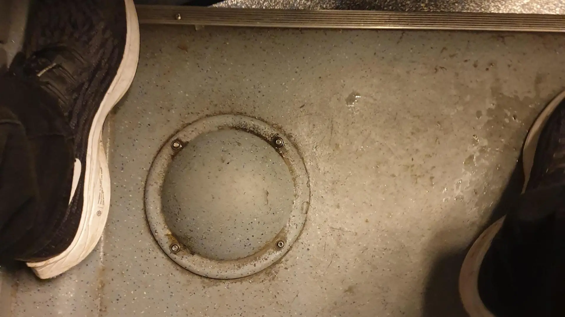 Knubbel am Boden des Busses