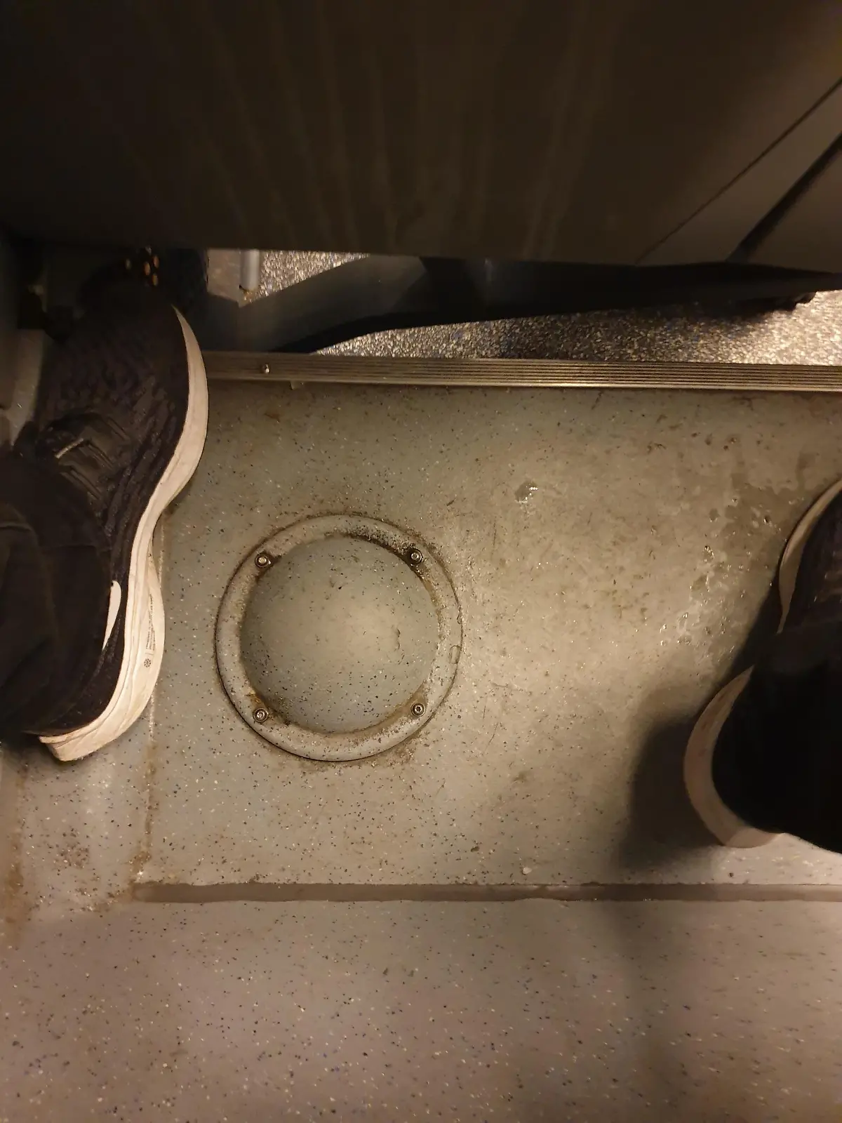 Knubbel am Boden des Busses