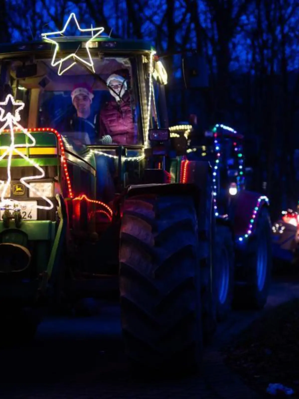 Aktion im Corona-Advent mit bunt leuchtenden Treckern