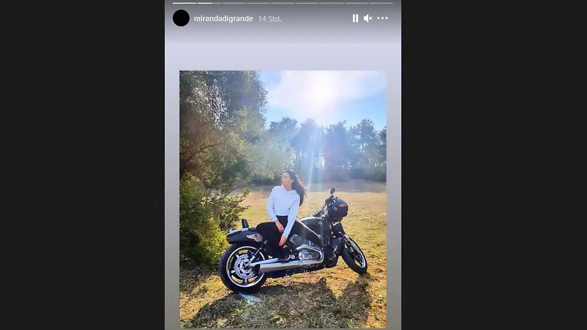 Nathalie Volk posiert auf ihrem Instagram-Account "mirandadigrande" auf einer Harley Davidson.