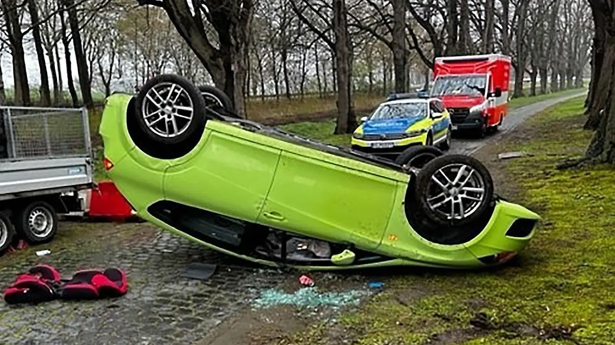 HANDOUT - 16.04.2023, Niedersachsen, Hildesheim: Ein Pkw liegt nach dem Fahrtraining umgekippt auf dem Dach. Eine dreiköpfige Familie ist mit ihrem Auto auf einem Verkehrsübungsplatz in Hildesheim auf dem Dach gelandet. Laut den ersten Erkenntnissen der Ermittler habe eine 29 Jahre alte Frau ohne Führerschein das Auto gelenkt, teilte die Polizei am Sonntag mit. (zu dpa "Auto landet bei Fahrtraining auf dem Dach" - Bestmögliche Qualität) Foto: Polizei Hildesheim/dpa - ACHTUNG: Nur zur redaktionellen Verwendung im Zusammenhang mit der aktuellen Berichterstattung und nur mit vollständiger Nennung des vorstehenden Credits +++ dpa-Bildfunk +++