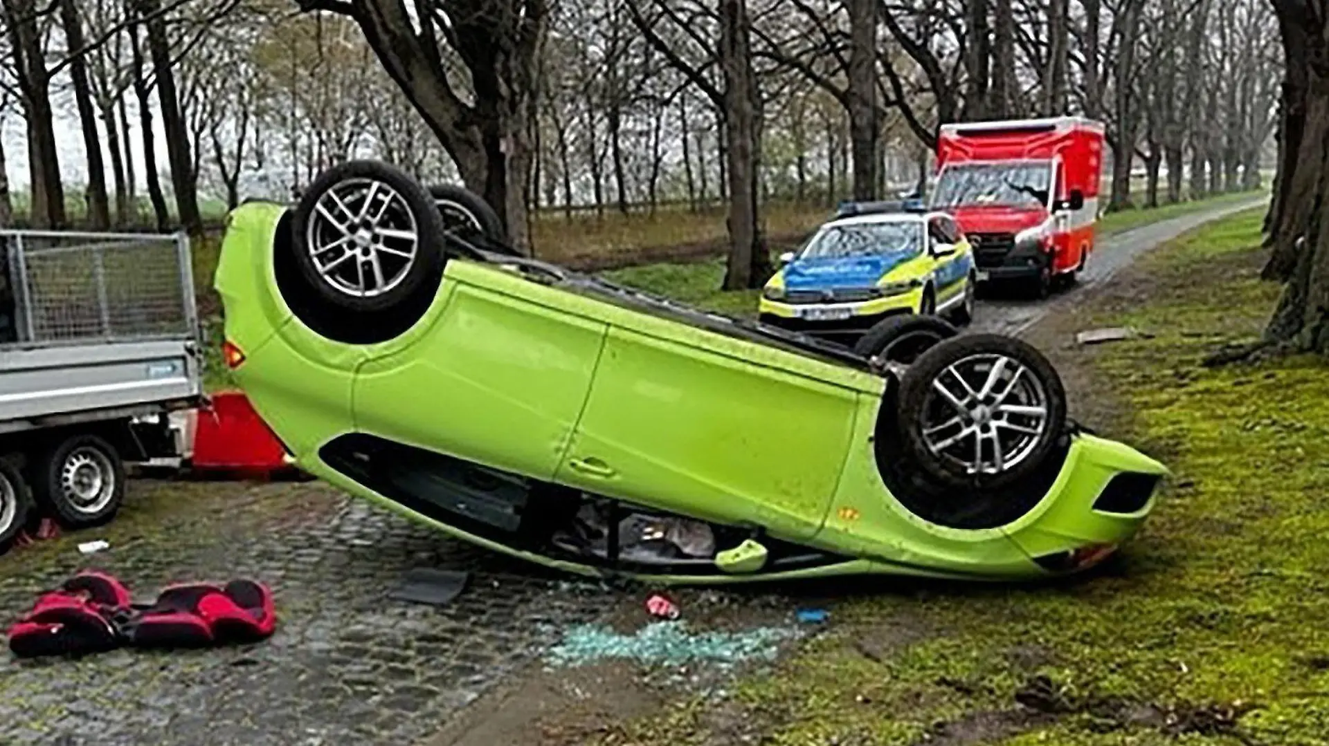HANDOUT - 16.04.2023, Niedersachsen, Hildesheim: Ein Pkw liegt nach dem Fahrtraining umgekippt auf dem Dach. Eine dreiköpfige Familie ist mit ihrem Auto auf einem Verkehrsübungsplatz in Hildesheim auf dem Dach gelandet. Laut den ersten Erkenntnissen der Ermittler habe eine 29 Jahre alte Frau ohne Führerschein das Auto gelenkt, teilte die Polizei am Sonntag mit. (zu dpa "Auto landet bei Fahrtraining auf dem Dach" - Bestmögliche Qualität) Foto: Polizei Hildesheim/dpa - ACHTUNG: Nur zur redaktionellen Verwendung im Zusammenhang mit der aktuellen Berichterstattung und nur mit vollständiger Nennung des vorstehenden Credits +++ dpa-Bildfunk +++