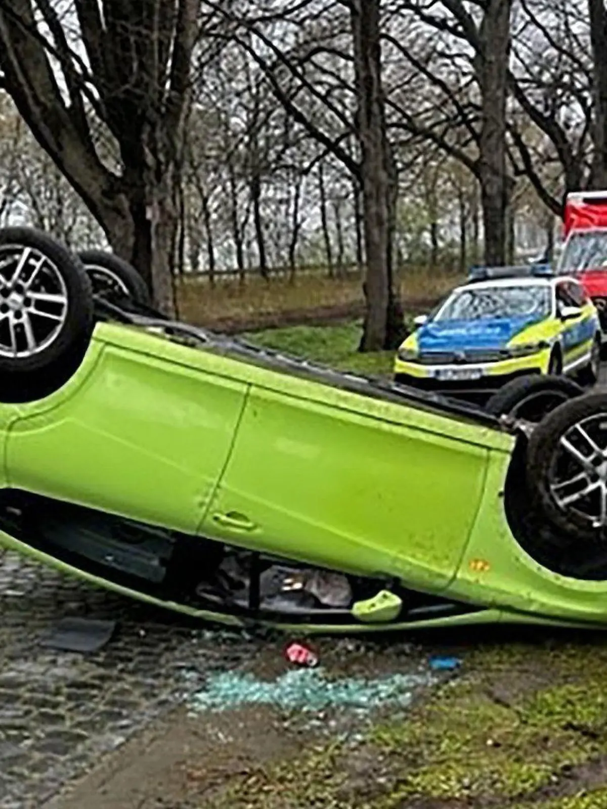 HANDOUT - 16.04.2023, Niedersachsen, Hildesheim: Ein Pkw liegt nach dem Fahrtraining umgekippt auf dem Dach. Eine dreiköpfige Familie ist mit ihrem Auto auf einem Verkehrsübungsplatz in Hildesheim auf dem Dach gelandet. Laut den ersten Erkenntnissen der Ermittler habe eine 29 Jahre alte Frau ohne Führerschein das Auto gelenkt, teilte die Polizei am Sonntag mit. (zu dpa "Auto landet bei Fahrtraining auf dem Dach" - Bestmögliche Qualität) Foto: Polizei Hildesheim/dpa - ACHTUNG: Nur zur redaktionellen Verwendung im Zusammenhang mit der aktuellen Berichterstattung und nur mit vollständiger Nennung des vorstehenden Credits +++ dpa-Bildfunk +++