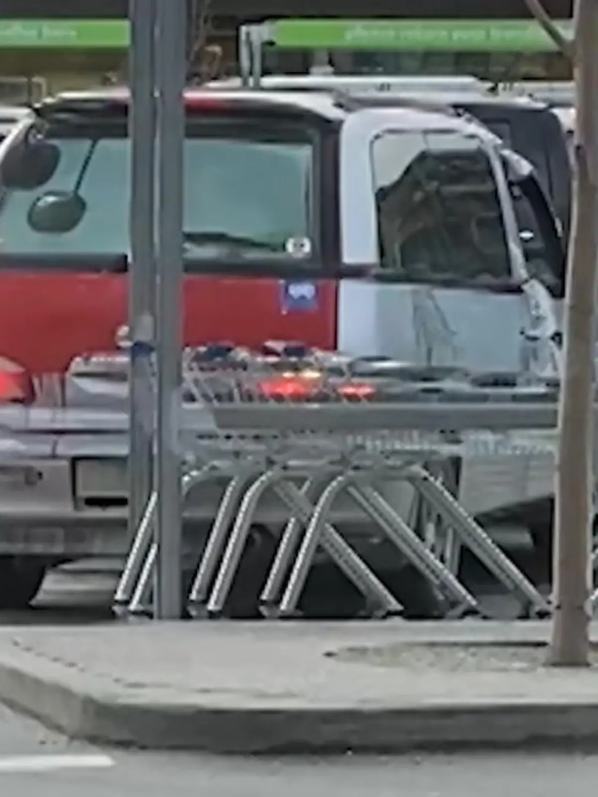 Bild zu: "Ausparkendes Auto belustigt Zuschauer"