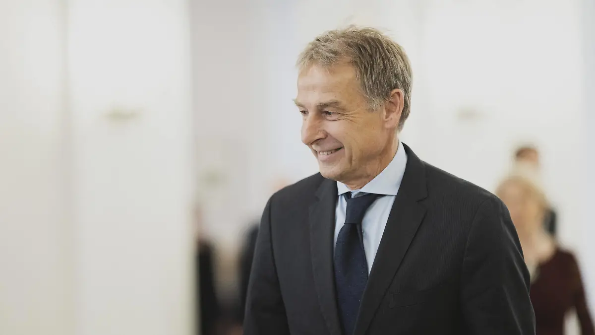 Juergen Klinsmann, ehemaliger Nationaltrainer der Deutschen Fussballnationalmannschaft, aufgenommen im Rahmen der Verleihung des Grosskreuzes des Verdienstordens der Bundesrepublik Deutschland in besonderer Ausfuehrung an die ehemalige Bundeskanzlerin Merkel in Berlin, 17.04.2023. Berlin Deutschland *** Juergen Klinsmann, former national coach of the German national soccer team, photographed during the award of the Grand Cross of the Order of Merit of the Federal Republic of Germany in special execution to former Chancellor Merkel in Berlin, 17 04 2023 Berlin Germany Copyright: xFlorianxGaertner/photothek.dex