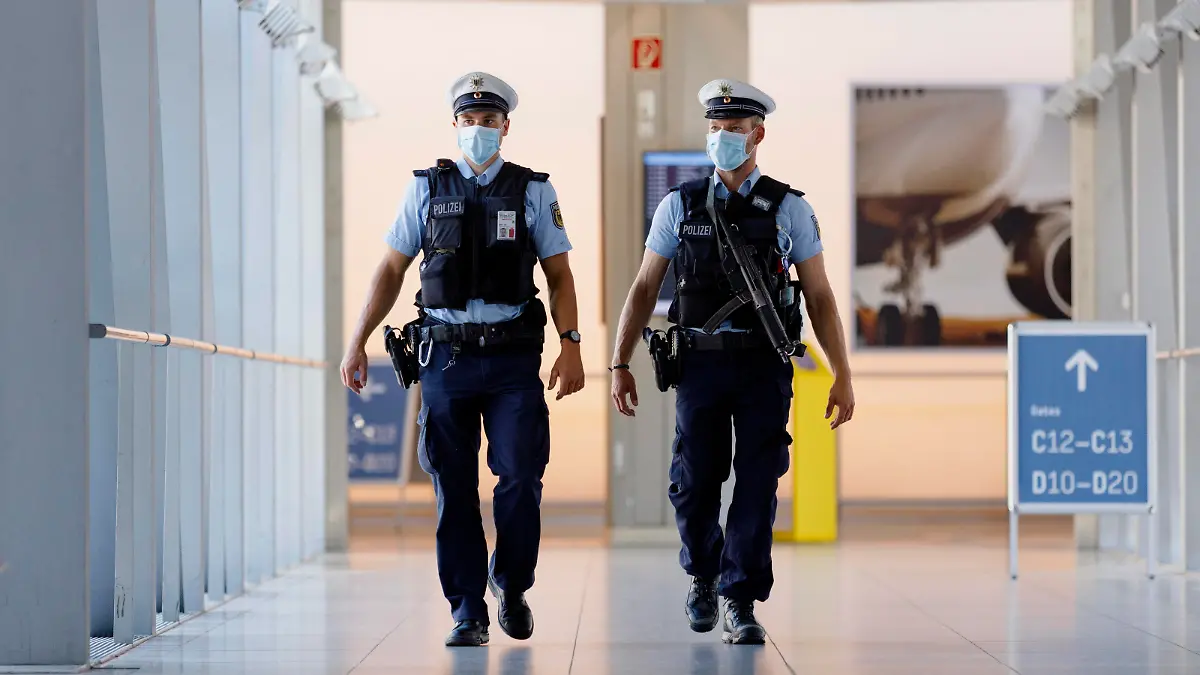  Bundespolizei mit Mundschutz bei der Vorstellung des Sicherheitskonzepts am Flughafen Köln Bonn während der Coronakrise Sicher in Corona Zeiten . Köln, 27.05.2020 *** Federal police with face masks at the presentation of the security concept at Cologne Bonn Airport during the corona crisis Safe in corona times Cologne, 27 05 2020 Foto:xC.xHardtx/xFuturexImage