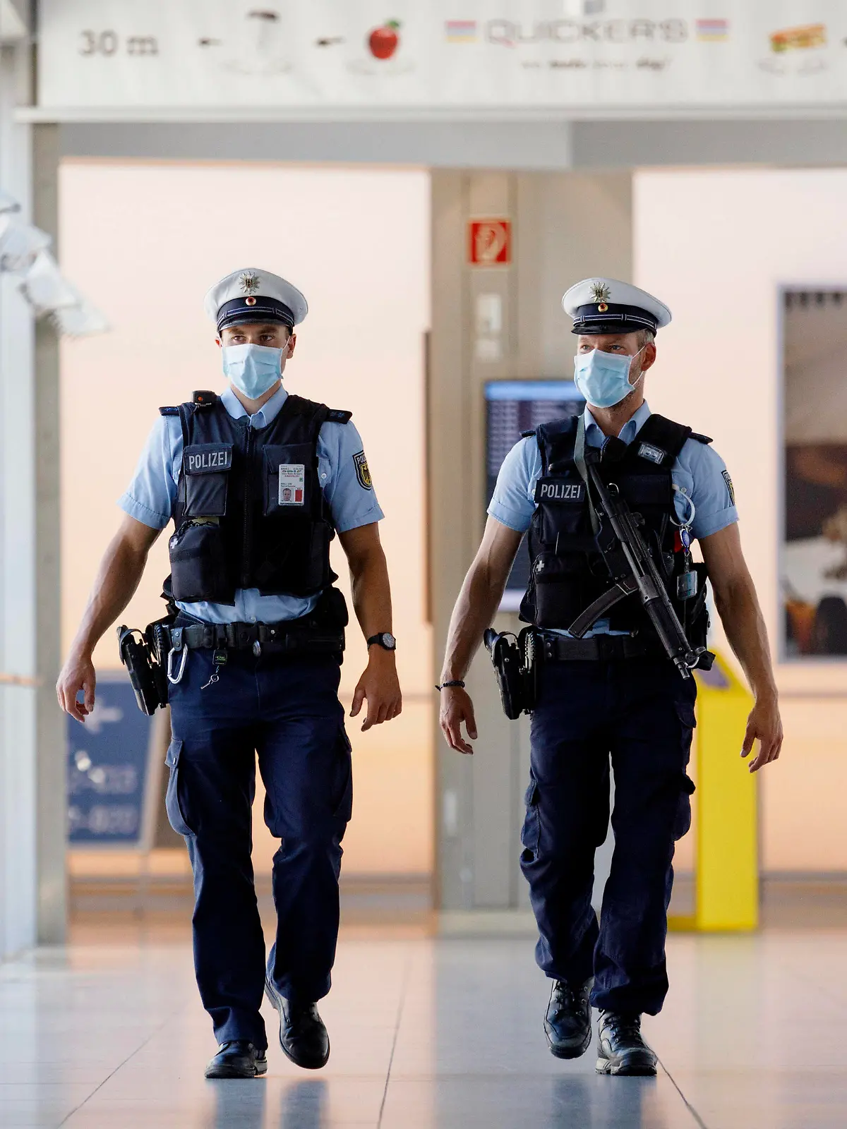 Bundespolizei mit Mundschutz bei der Vorstellung des Sicherheitskonzepts am Flughafen Köln Bonn während der Coronakrise Sicher in Corona Zeiten . Köln, 27.05.2020 *** Federal police with face masks at the presentation of the security concept at Cologne Bonn Airport during the corona crisis Safe in corona times Cologne, 27 05 2020 Foto:xC.xHardtx/xFuturexImage