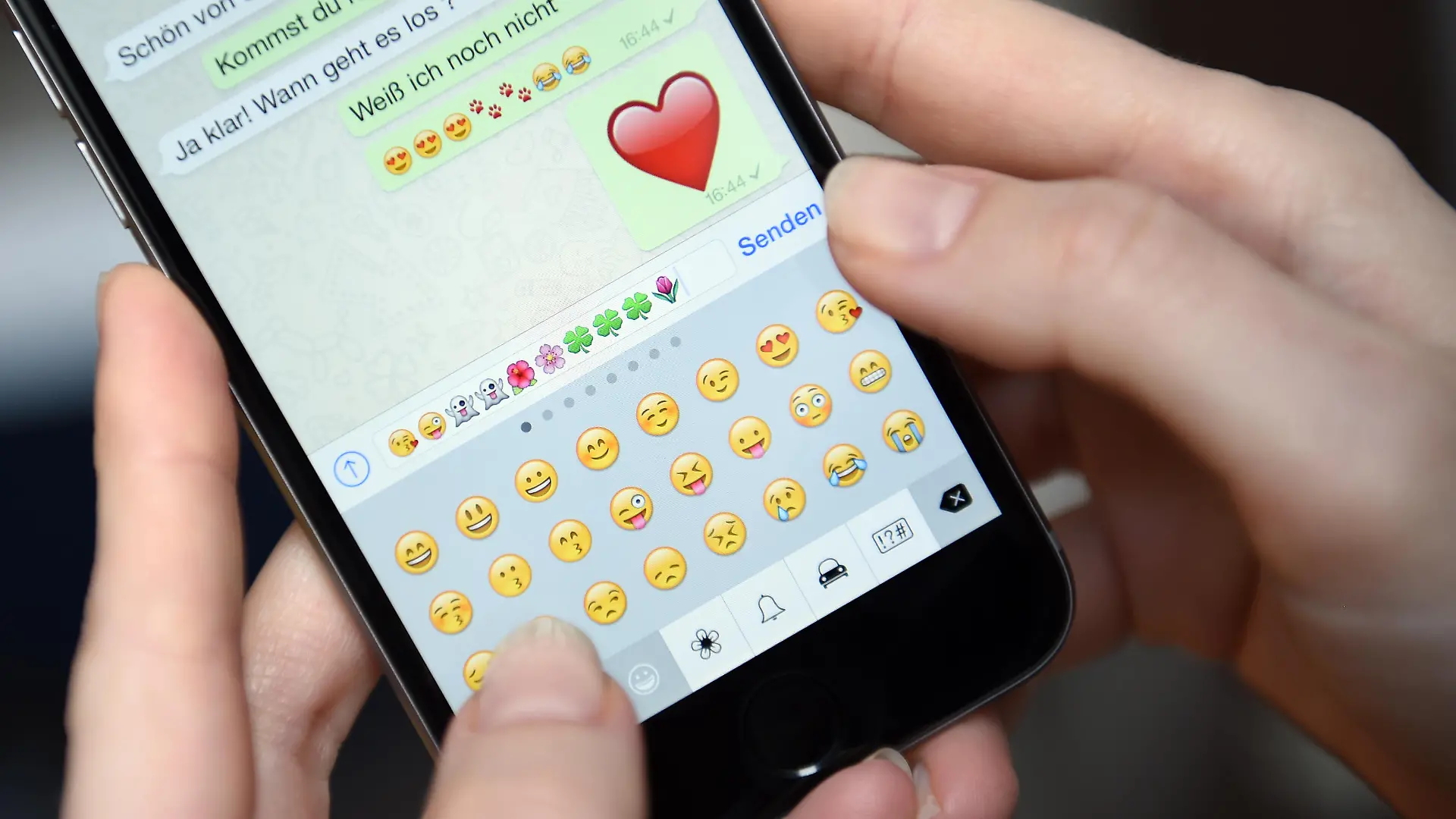 ILLUSTRATION - Auf dem Display eines iphone 6 ist am 20.03.2015 ein Chatverlauf der App 'WhatsApp' mit Emoticons zu sehen. Foto: Britta Pedersen | Verwendung weltweit