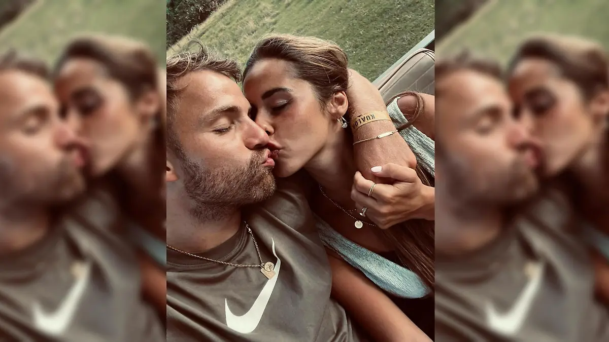 Selfie von Julian und Sarah Engels im Urlaub. Die beiden küssen sich innig.
