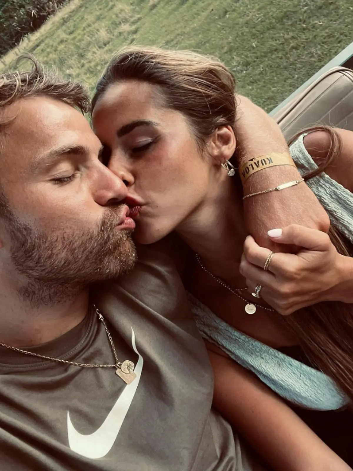 Selfie von Julian und Sarah Engels im Urlaub. Die beiden küssen sich innig.