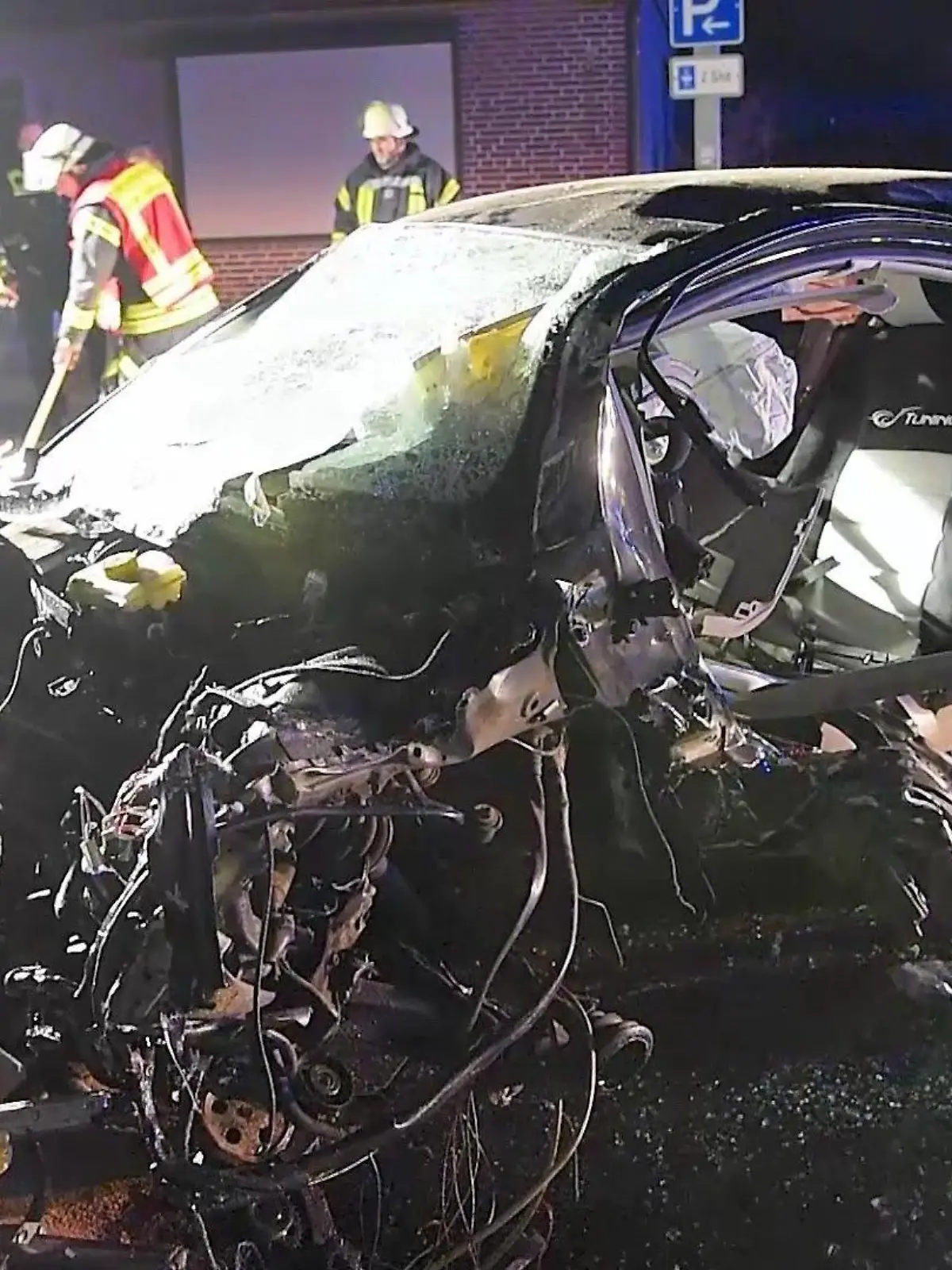 Salzhausen, Hamburg, 16.04.2023. Bei einem schweren Verkehrsunfall wurde ein Wagen fast völlig zerstört. Einer der zwei Insassen starb.